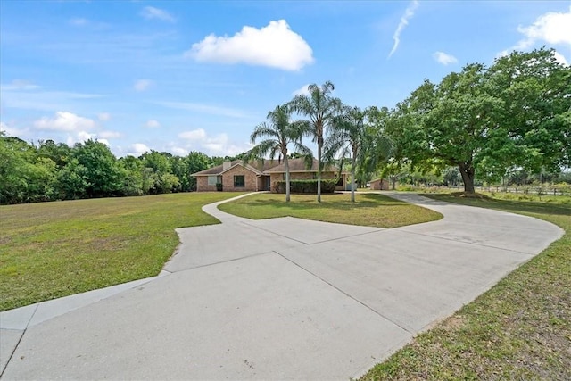 view of front of house featuring a front lawn