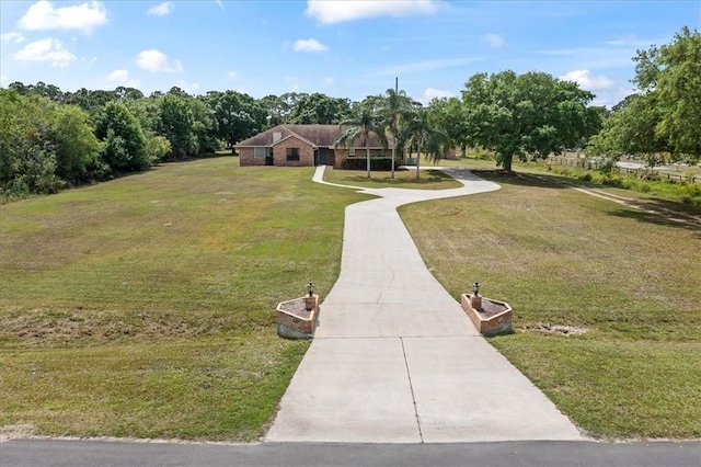 view of front of home featuring a front yard
