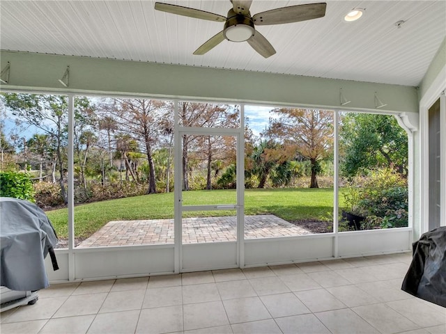 sunroom with ceiling fan