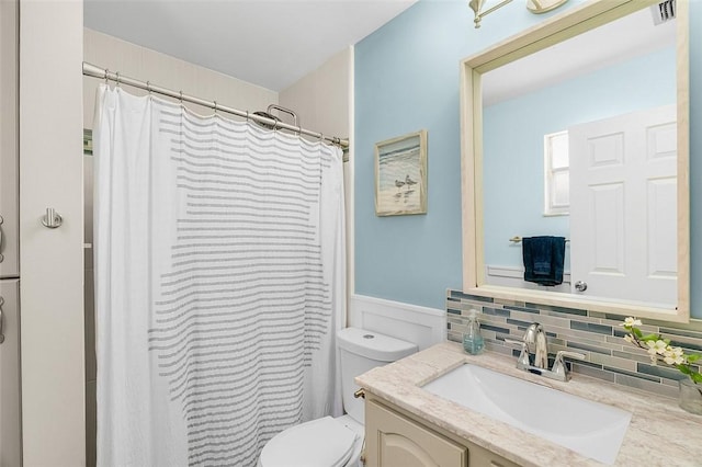 full bath featuring visible vents, toilet, a shower with curtain, wainscoting, and vanity