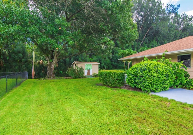 view of yard featuring a storage unit