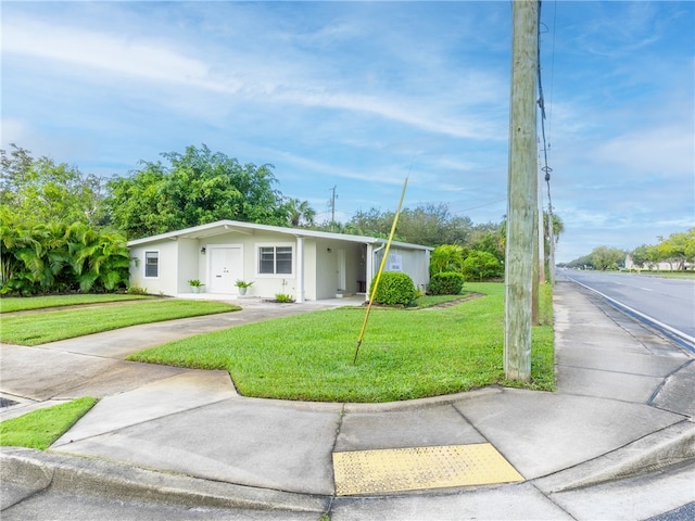 ranch-style home featuring a front lawn