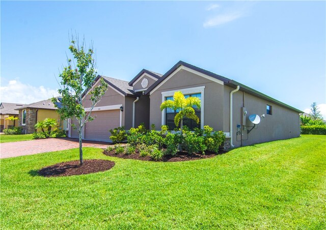 view of front facade featuring a front yard and a garage