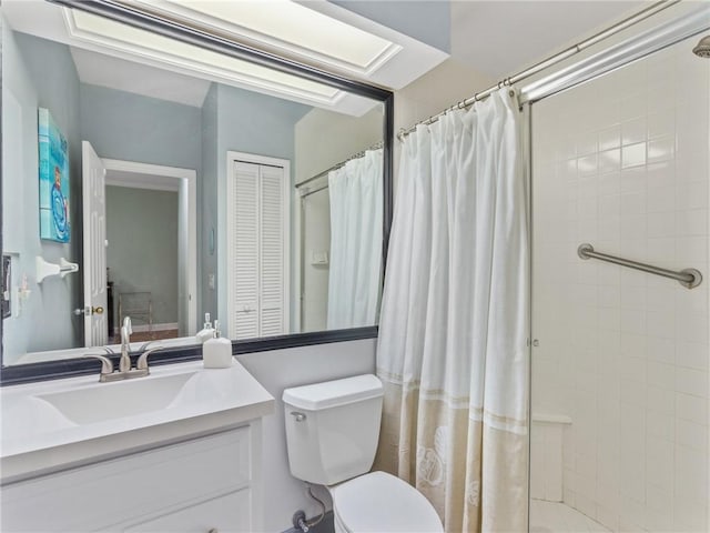 bathroom featuring a shower with curtain, vanity, and toilet