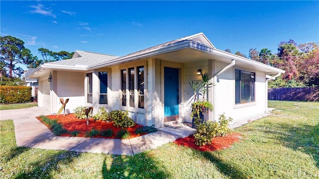 view of front facade featuring a front lawn and a garage