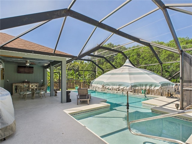 7965 105th Ave, Vero Beach, FL 32967 - outdoor pool with outdoor dining space, a patio area, a lanai, and a ceiling fan