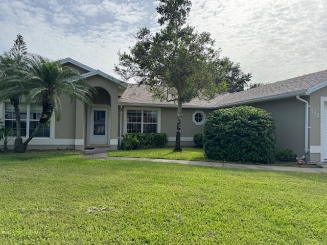 552 Biscayne Ln, Sebastian, FL 32958 - ranch-style home featuring stucco siding and a front lawn