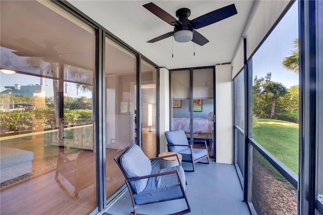 sunroom with ceiling fan