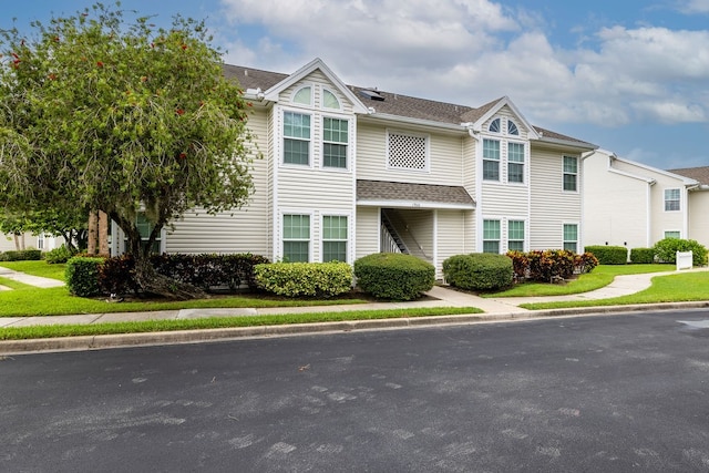 view of front of property with a front yard