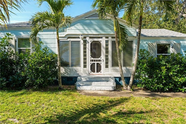 view of front of property featuring a front lawn