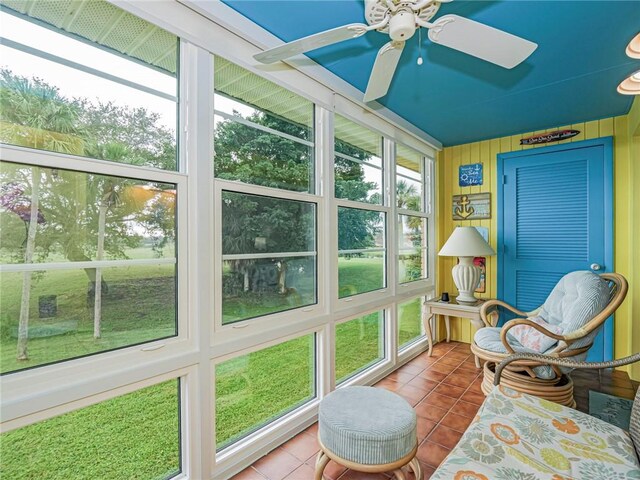 sunroom with ceiling fan