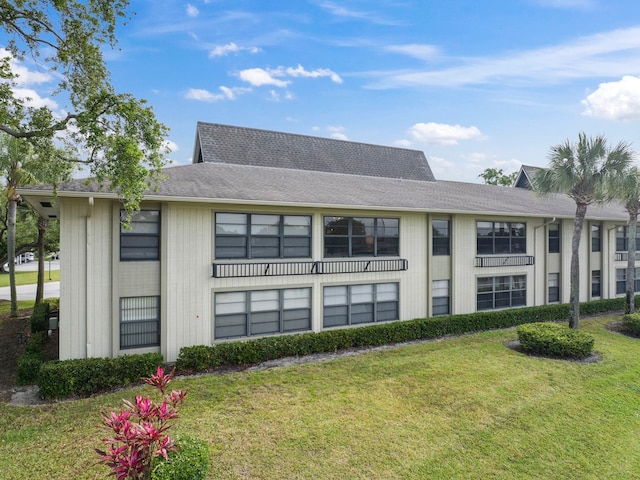 view of front of house featuring a front yard