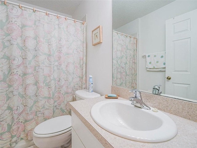 679 5th Ave, Vero Beach, FL 32962 - full bathroom with curtained shower, vanity, a textured ceiling, and toilet