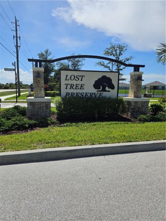 community sign with a yard