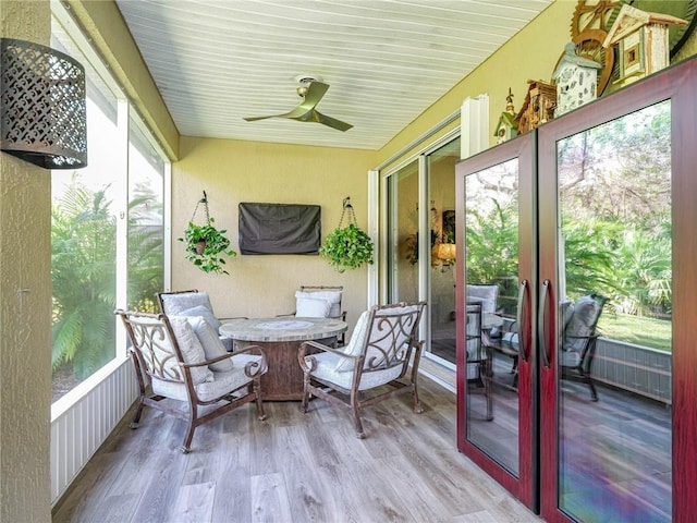 sunroom / solarium featuring a ceiling fan