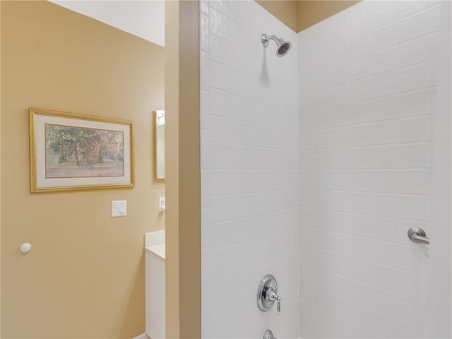 bathroom with tiled shower / bath