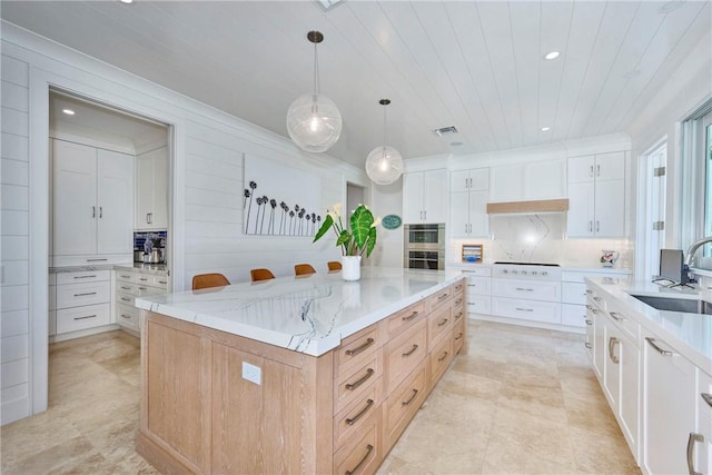 kitchen with visible vents, a sink, a large island, wood ceiling, and tasteful backsplash