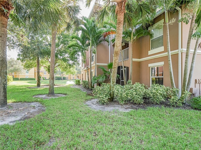 view of yard featuring a balcony