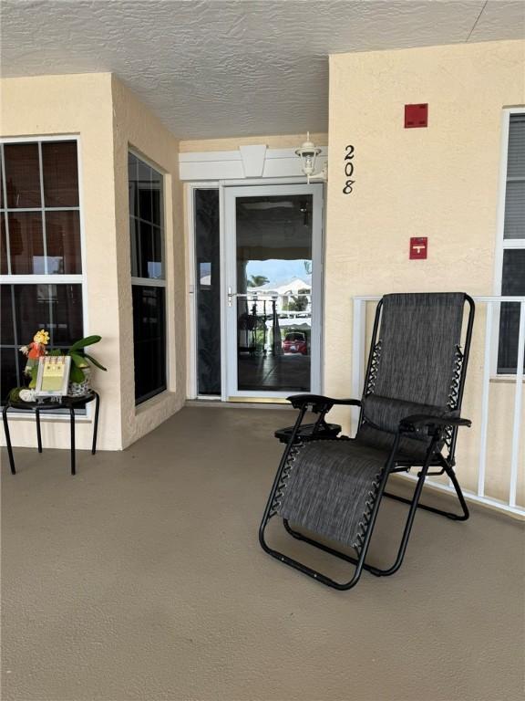 625 W Lake Jasmine Cir Unit 208, Vero Beach, FL 32962 - view of patio / terrace