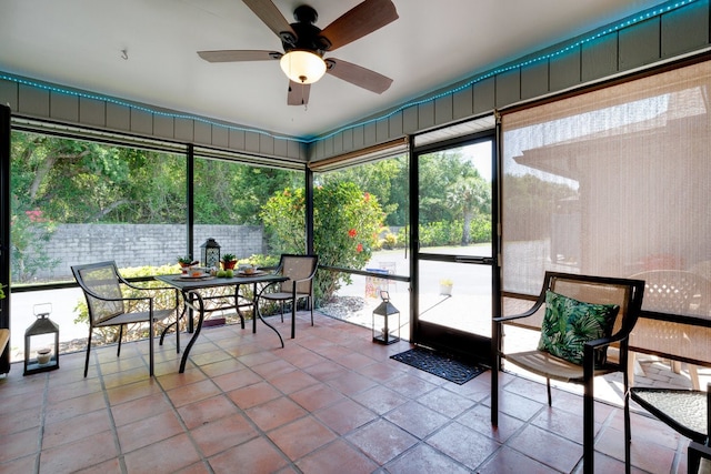 sunroom featuring ceiling fan