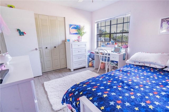 bedroom featuring light wood-type flooring, a closet, and ceiling fan