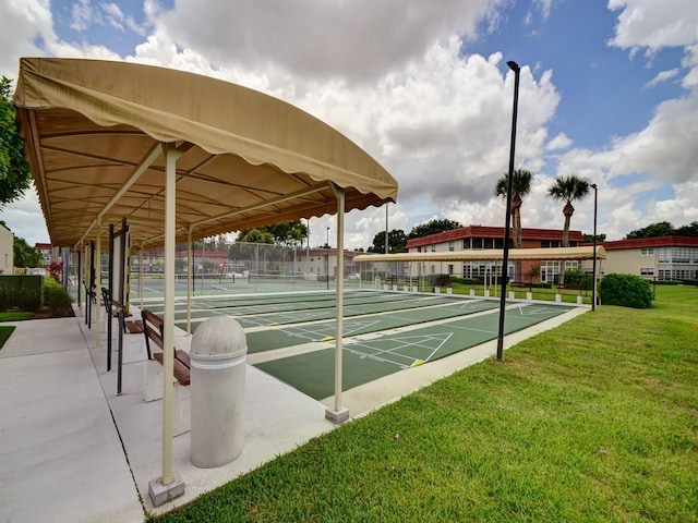 view of property's community featuring a yard