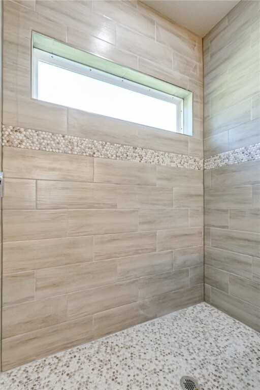 bathroom featuring a tile shower