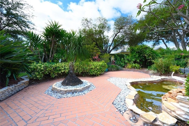 8720 Wakefield Dr, West Palm Beach, FL 33410 - view of community with a small pond