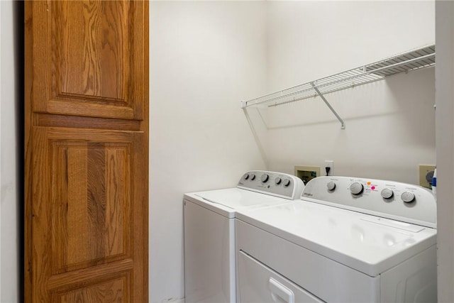 washroom featuring washing machine and clothes dryer