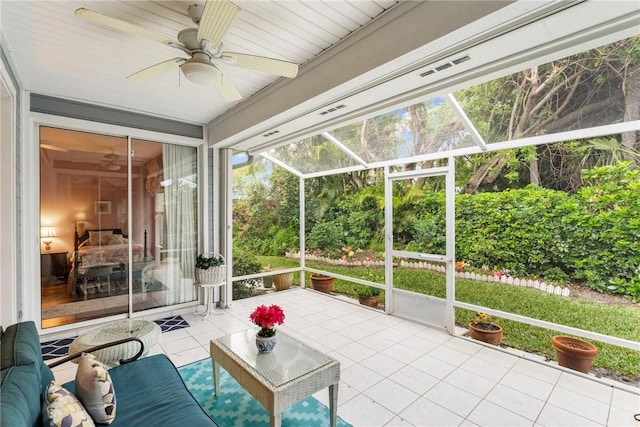 sunroom with ceiling fan