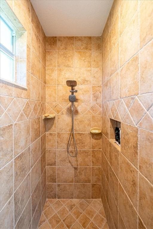 bathroom featuring a tile shower