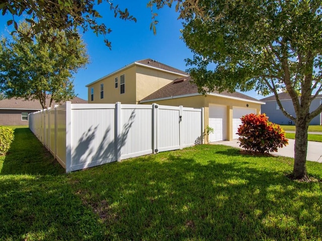 5985 Ridge Lake Cir, Vero Beach, FL 32967 - view of side of property featuring stucco siding and roof with shingles