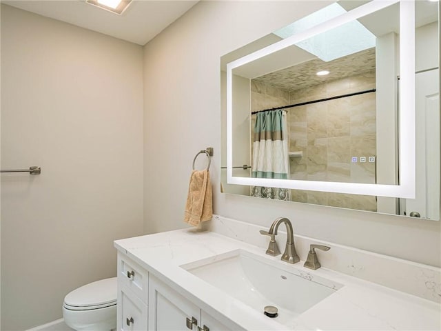 bathroom with a shower with curtain, vanity, and toilet