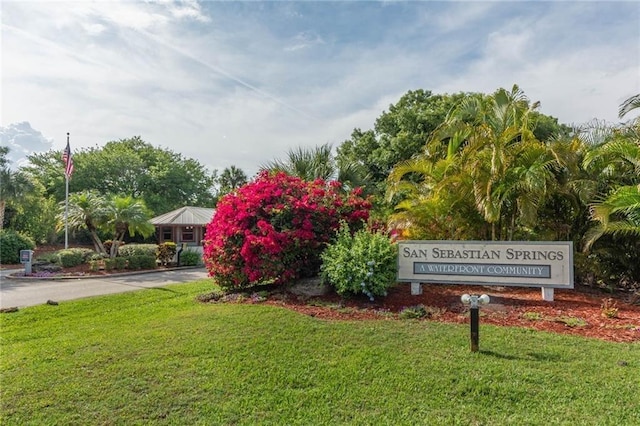 community / neighborhood sign featuring a lawn