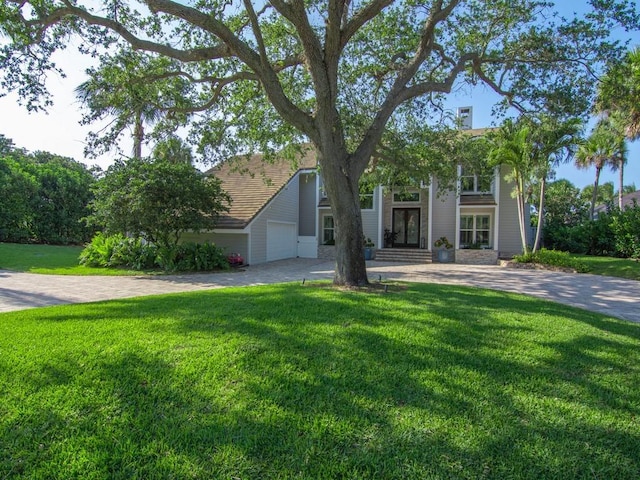 view of front of home featuring a front lawn