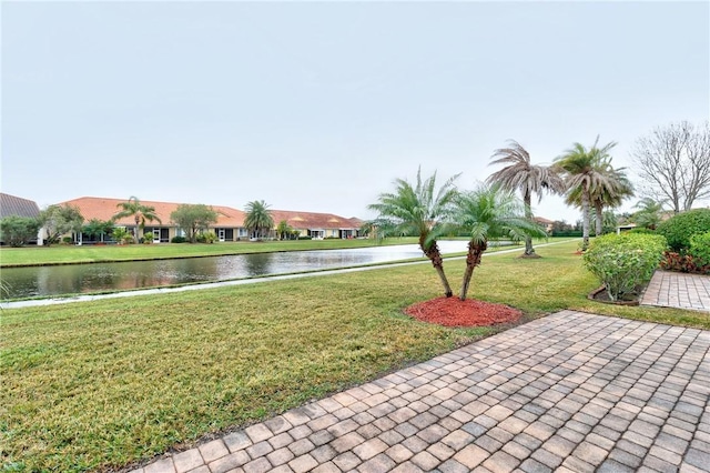 view of yard featuring a water view