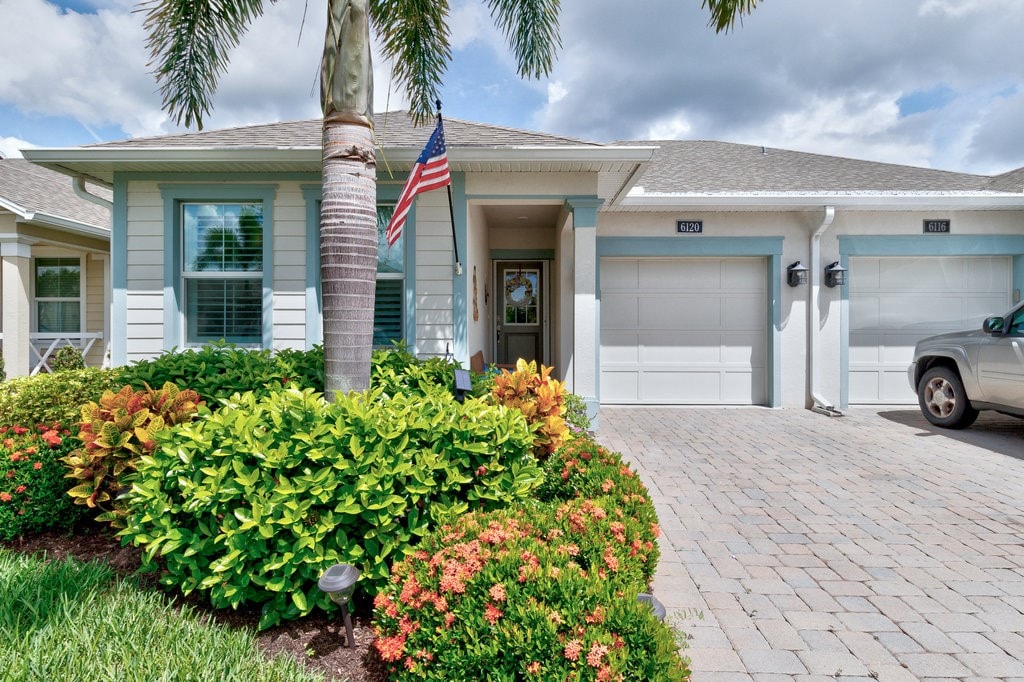 single story home featuring a garage