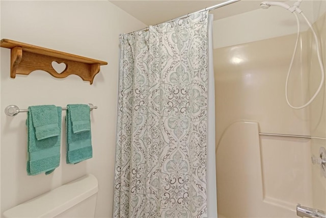 12 Plantation Dr Unit 205, Vero Beach, FL 32966 - bathroom featuring a shower with curtain and toilet