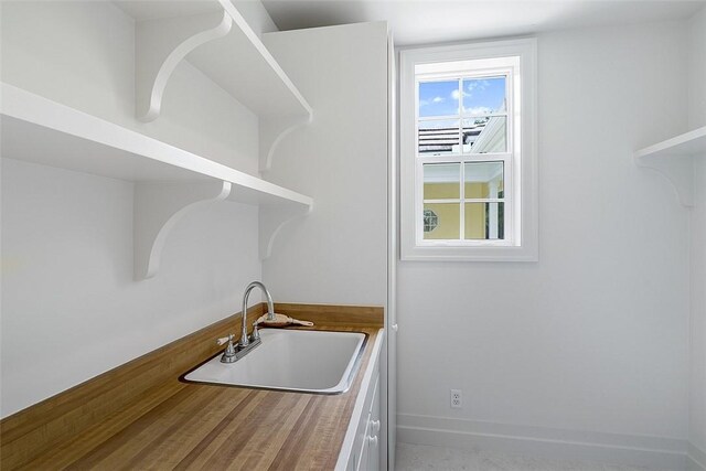 201 Sundial Ct, Vero Beach, FL 32963 - laundry room with a sink and baseboards