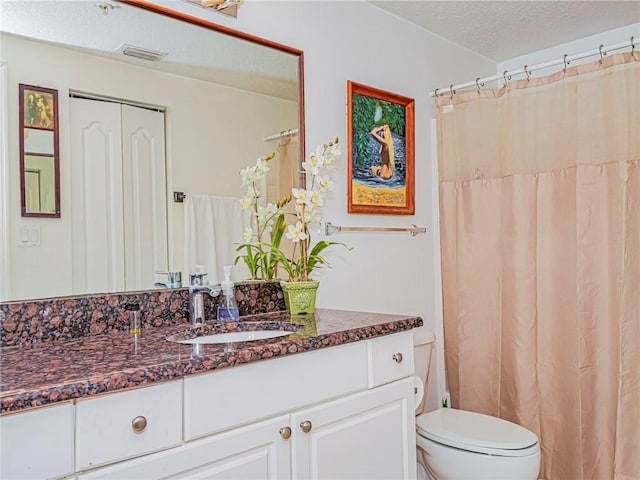 5095 Fairways Cir Unit I203, Vero Beach, FL 32967 - full bath with vanity, a textured ceiling, and curtained shower
