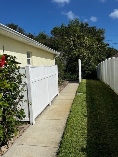 8036 105th Ct, Vero Beach, FL 32967 - view of yard