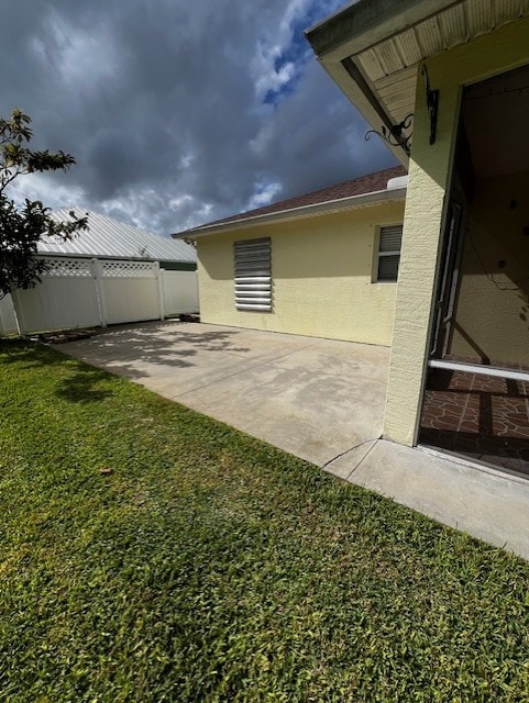 8036 105th Ct, Vero Beach, FL 32967 - view of yard with fence and a patio