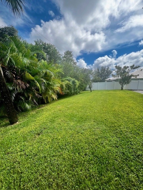 8036 105th Ct, Vero Beach, FL 32967 - view of yard