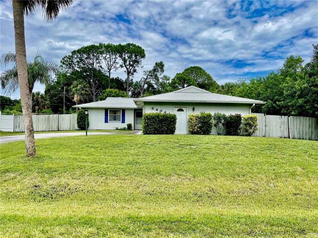 ranch-style home featuring a front lawn