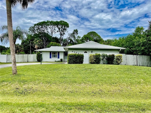 ranch-style home featuring a front lawn