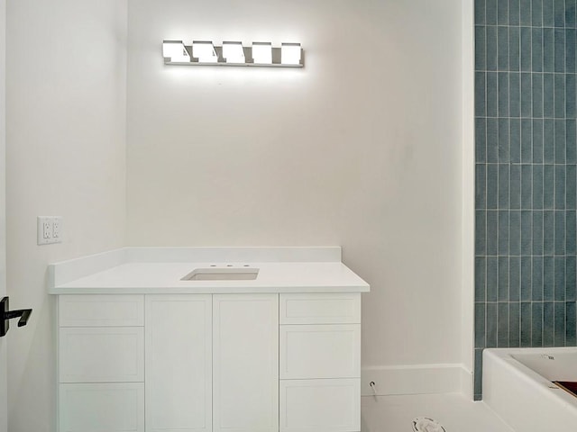 985 Clipper Rd, Vero Beach, FL 32963 - bathroom featuring a bathtub and vanity