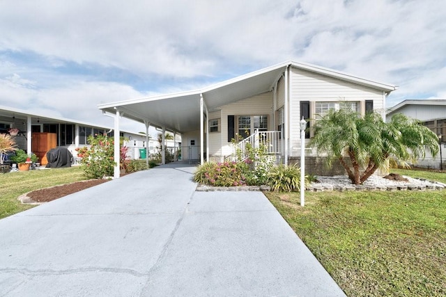 manufactured / mobile home featuring a front lawn