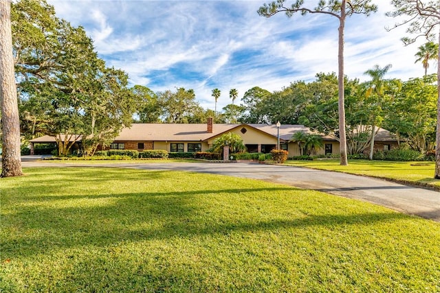 single story home featuring a front lawn