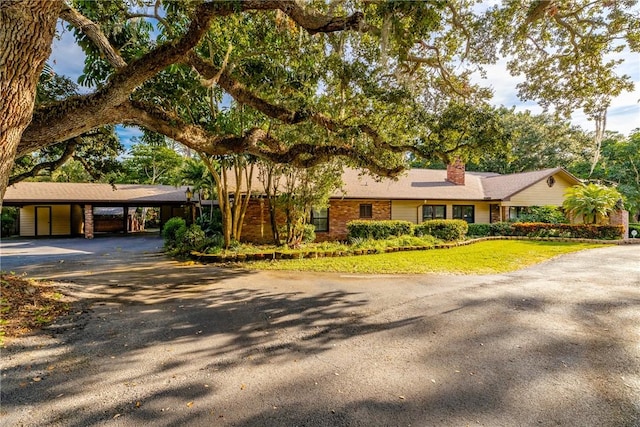 view of front facade featuring a carport