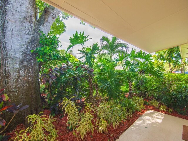 336 21st Ave, Vero Beach, FL 32962 - living area with visible vents, light tile patterned floors, and ceiling fan